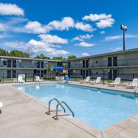 Days Inn And Suites By Wyndham Oxford Buitenkant foto