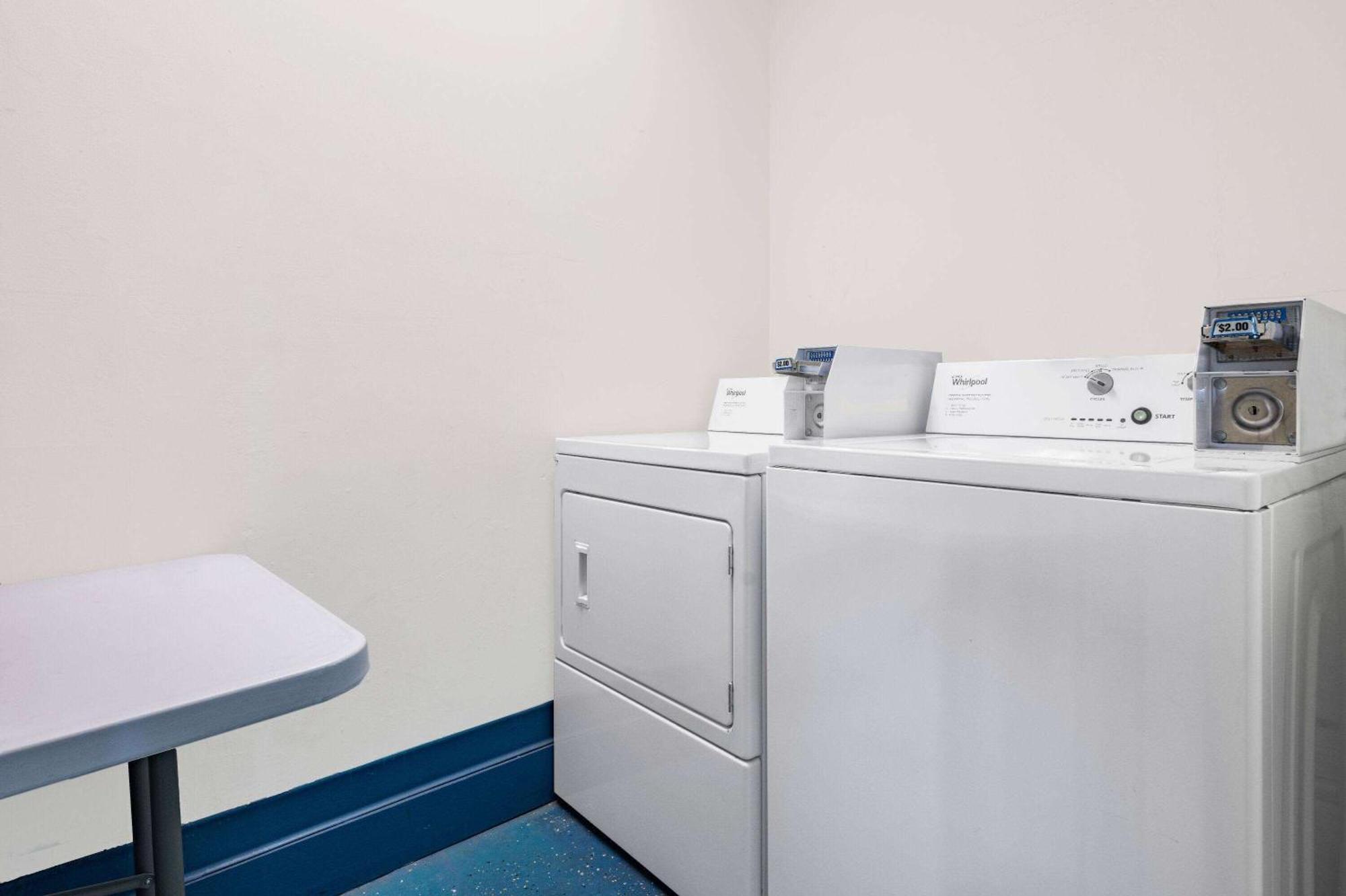Days Inn And Suites By Wyndham Oxford Buitenkant foto