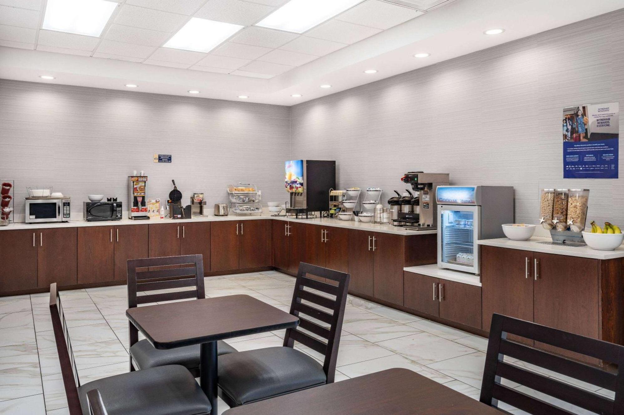 Days Inn And Suites By Wyndham Oxford Buitenkant foto