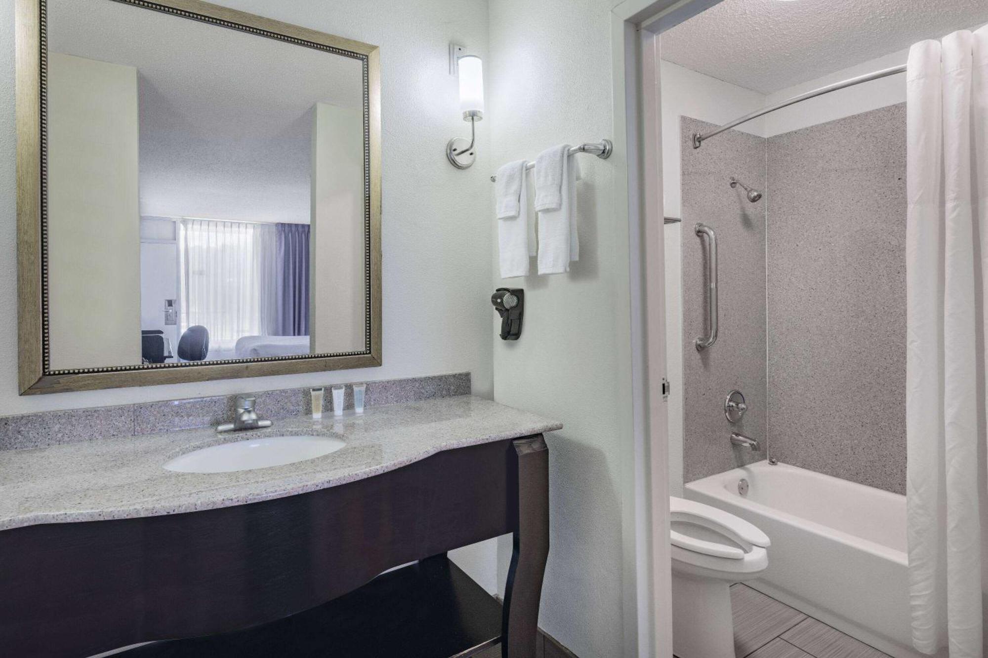 Days Inn And Suites By Wyndham Oxford Buitenkant foto