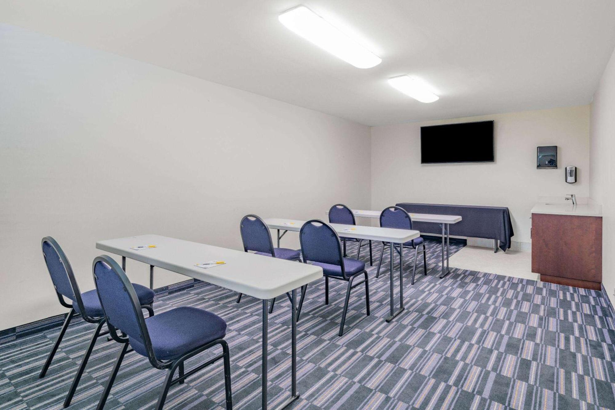 Days Inn And Suites By Wyndham Oxford Buitenkant foto