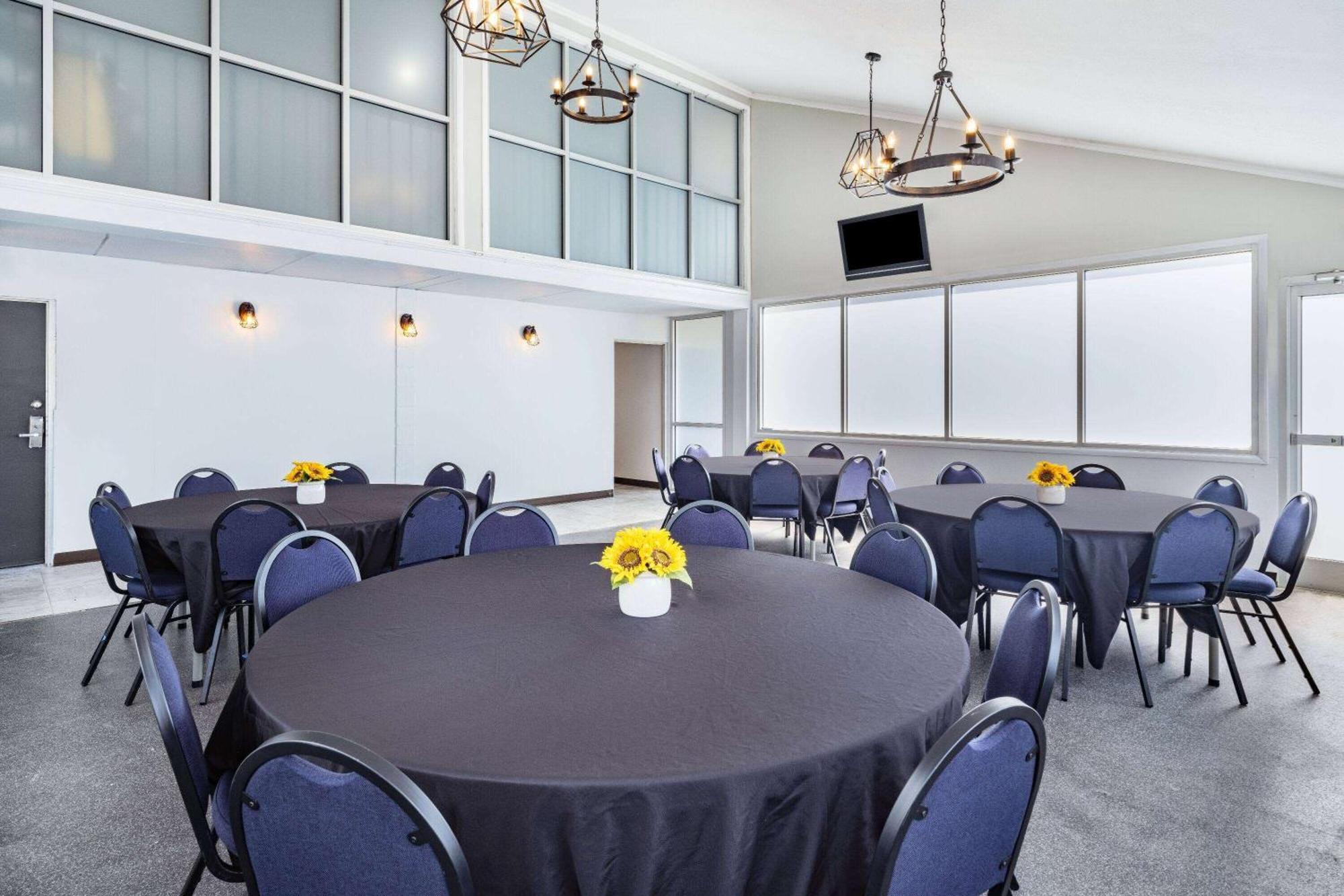 Days Inn And Suites By Wyndham Oxford Buitenkant foto